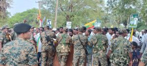 தமிழக வாழ்வுரிமை கட்சியினர் சாலையில் அமர்ந்து போராட்டம்