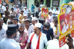 கம்பம் நகரப் பகுதி பள்ளிவாசலில்தமிழக வெற்றி கழக வேட்பாளர் தீவிரவாக்கு சேகரிப்பு