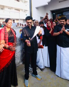 மத்திய அரசின் தொகுதி மறுவரையறை மசோதாவுக்கு எதிர்ப்பு தெரிவித்து, முதல்வர் ஸ்டாலின் மசோதாவின் நகலைத் தீயிட்டு எரித்து தனது எதிர்ப்பைப் பதிவு செய்தார். அப்போது அவருடன் இருந்த திமுகவினர், மத்திய அரசுக்கு எதிராக முழக்கங்களை எழுப்பினர்.