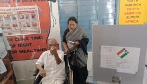 102 வயதிலும் உற்சாகம் குறையாமல்… வாக்குச்சாவடிக்கு நேரில் வந்து ஜனநாயகக் கடமை நிறைவேற்றிய முதல்வரின் தாய்மாமா தெஷ்ணாமூர்த்தி