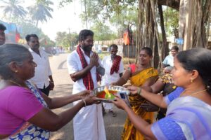 ஜெயங்கொண்டம் சட்டமன்ற தொகுதி திமுக வேட்பாளர் கண்ணன் வீதி வீதியாக சென்று வாக்கு சேகரிப்பு… ஆரத்தி எடுத்து வரவேற்ற பெண்கள்…