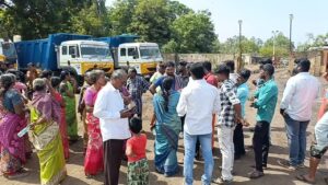 குடியிருப்பு பகுதிகளில், மக்களின் இயல்பு வாழ்க்கையை சீர்குலைக்கும் என்எல்சி நிர்வாகத்தை கண்டித்து, நிலக்கரியை ஏற்றி வரும், லாரி மறித்துப் பொதுமக்கள் போராட்டம்