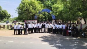 நெய்வேலி நீதிமன்றம் முன்பு வழக்கறிஞர்கள் நெய்வேலி தர்மன் காவல் நிலைய காவல்துறையை கண்டித்து கண்டன ஆர்ப்பாட்டம்