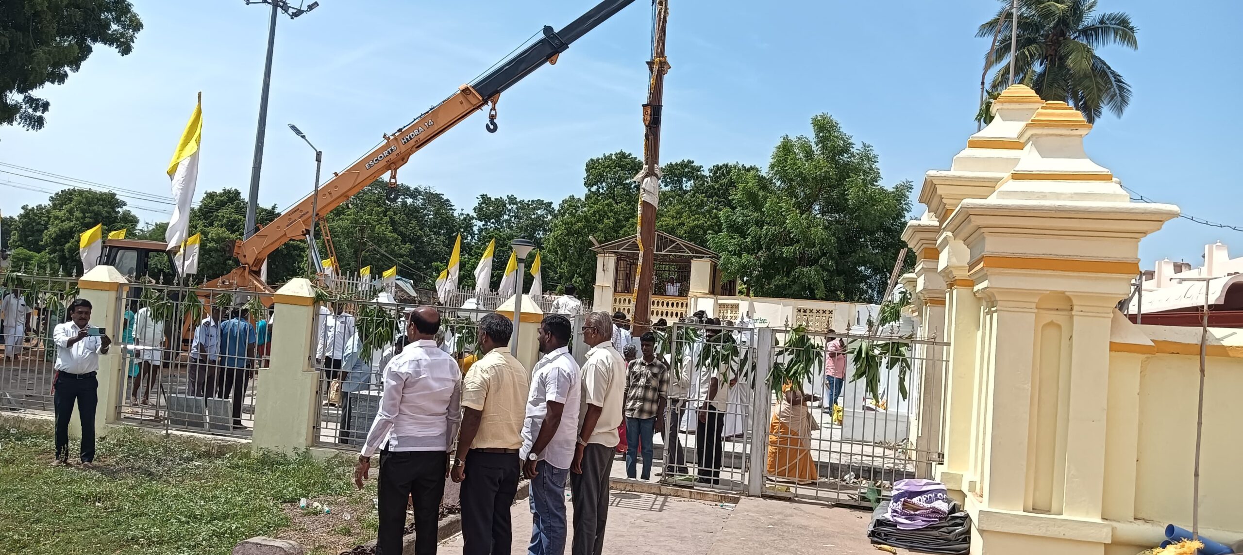 வள்ளலார் நிறுவிய சத்திய ஞான சபையில் பார்வதிபுரம் கிராம மக்களால் புதிய கொடிமரம் நிறுவப்பட்டது ஏராளமான பக்தர்கள் மக்கள் வழிபட்டனர்