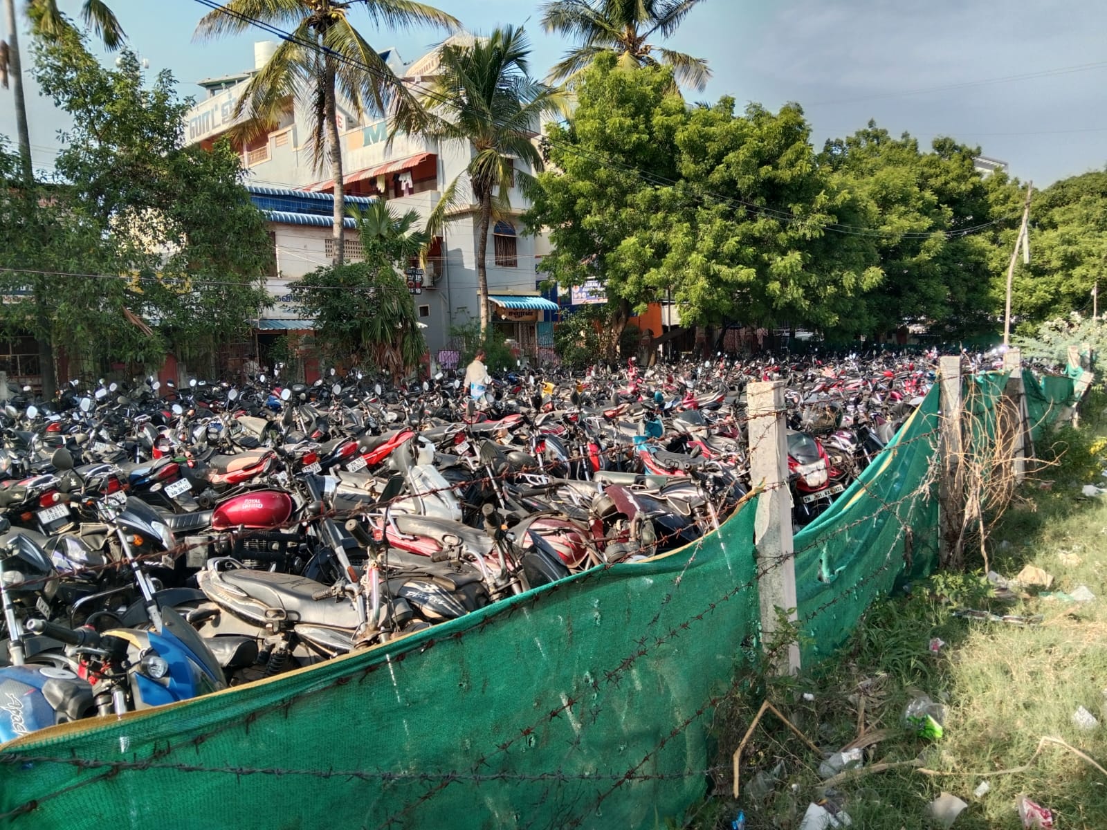வடலூர் நகராட்சியில் சட்டவிரோத டூவீலர் ஸ்டாண்ட்:பல லட்சம் ரூபாய் வருவாய் இழப்பு மாவட்ட ஆட்சியர் நடவடிக்கை எடுக்க பொதுமக்கள் கோரிக்கை