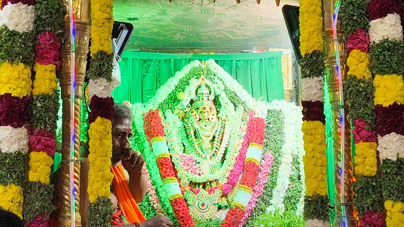தூத்துக்குடியில் தசரா திருவிழா அம்மன்கள் சப்பர பவனி கோலாகலம் மேயா் ஜெகன் பொியசாமி பங்கேற்பு