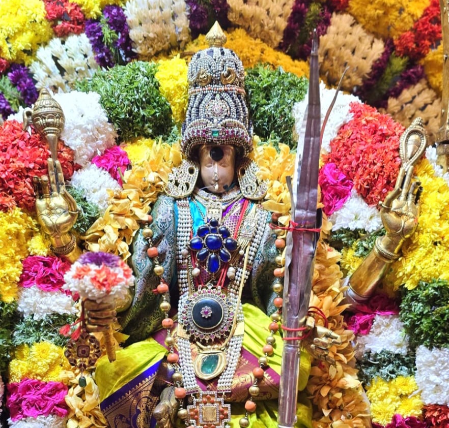 மதுரை மீனாட்சி அம்மன் கோவிலில் நவராத்திரி திருவிழா துவங்கியது